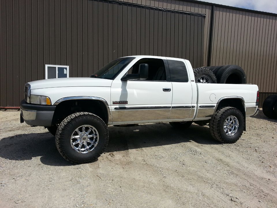 98 12v Quad Cab 5spd, Super B 66, Stage 4 DDPs, Southbend Dual Disk, 5in Straight System Rollin on 35in Truxus STS an Badlands This is a very Nice Truck Tanner!